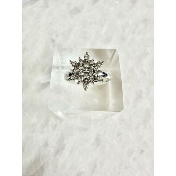 Rhinestone snowflake ring size 7 ￼ - Picture 1 of 2